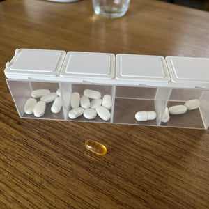Pastillero semanal y una cápsula de Vitalisse aparte, sobre la mesa