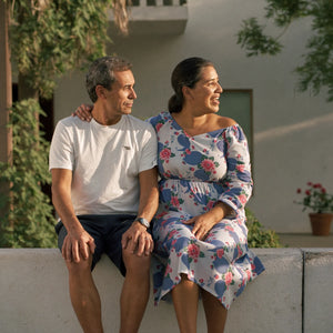 Pareja mexicana de unos cincuenta y cinco años sentada en el patio de su casa