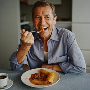 Hombre disfrutando su comida con salsa sin molestias