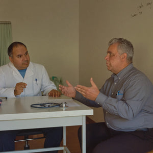 Paciente conversando con su médico en la consulta